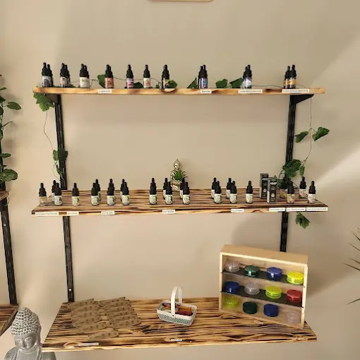 Présentation des flacons d’huile CBD dans le rayon de La Boutik du CBD à Montbazon
