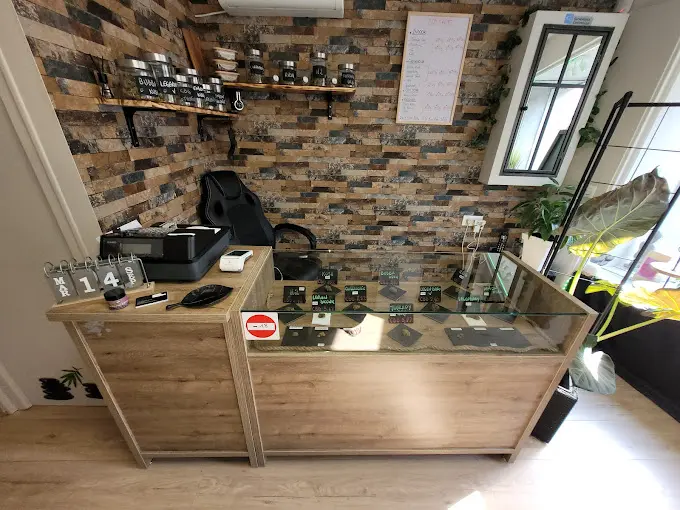 Comptoir d’accueil de La Boutik du CBD à Montbazon, avec vitrine et décoration murale