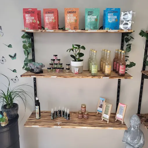 Rayonnage intérieur de La Boutik du CBD à Montbazon présentant une sélection de produits